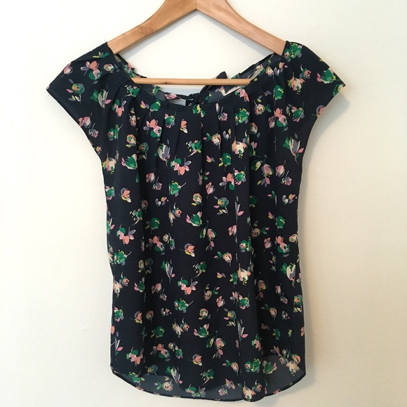 Floral Blouse with Unique Pleated Neckline XS - Picture 4 of 4